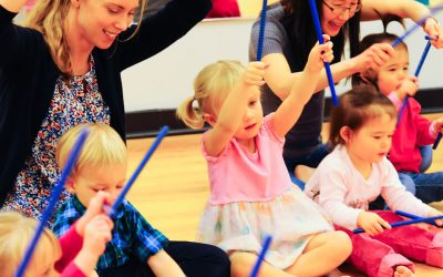 mom-and-babies-playing