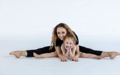 mom daughter ballet exercise